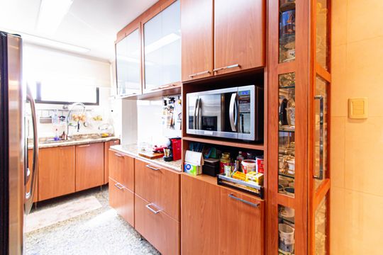 Apartamento mobiliado com 4 quartos, 1 suíte, quintal e piscina no condomínio, ideal para comprar. — Cozinha