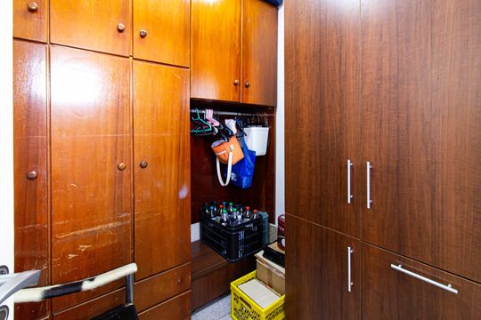 Apartamento mobiliado com 4 quartos, 1 suíte, quintal e piscina no condomínio, ideal para comprar. — Quarto de Serviço