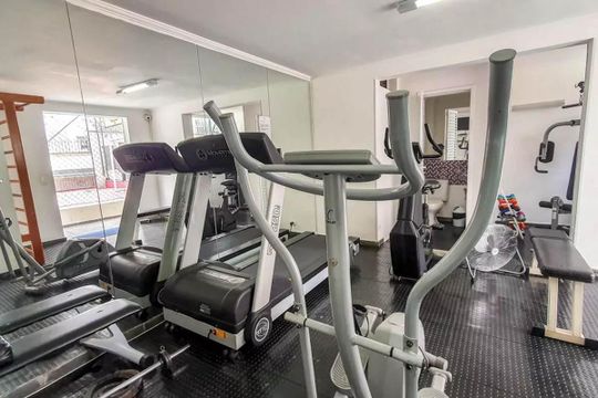 Apartamento mobiliado com 4 quartos, 1 suíte, quintal e piscina no condomínio, ideal para comprar. — Área comum