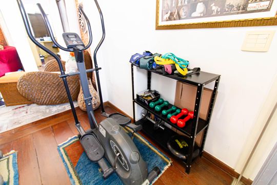 Apartamento mobiliado com 4 quartos, 1 suíte, quintal e piscina no condomínio, ideal para comprar. — Ginástica