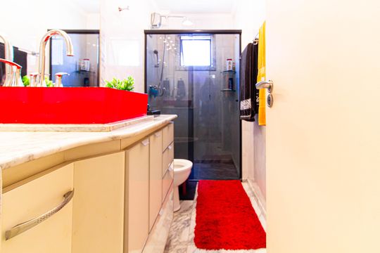 Apartamento mobiliado com 4 quartos, 1 suíte, quintal e piscina no condomínio, ideal para comprar. — Banheiro