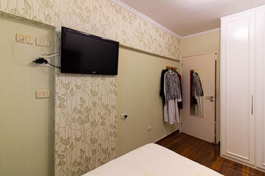 Apartamento mobiliado com 4 quartos, 1 suíte, quintal e piscina no condomínio, ideal para comprar. — Quarto 1