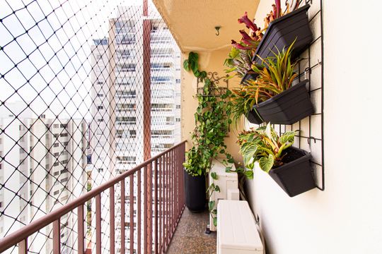 Apartamento mobiliado com 4 quartos, 1 suíte, quintal e piscina no condomínio, ideal para comprar. — Varanda da Sala