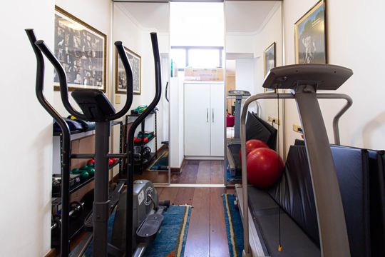 Apartamento mobiliado com 4 quartos, 1 suíte, quintal e piscina no condomínio, ideal para comprar. — Ginástica