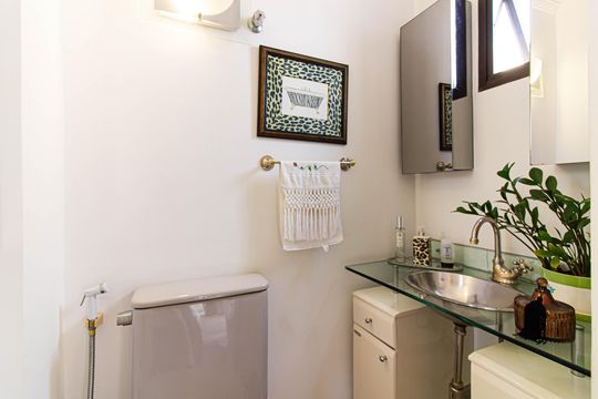 Apartamento mobiliado com 4 quartos, 1 suíte, quintal e piscina no condomínio, ideal para comprar. — Área Gourmet - Lavabo