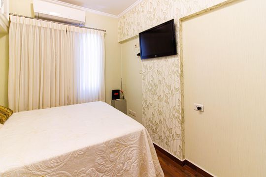 Apartamento mobiliado com 4 quartos, 1 suíte, quintal e piscina no condomínio, ideal para comprar. — Quarto 1