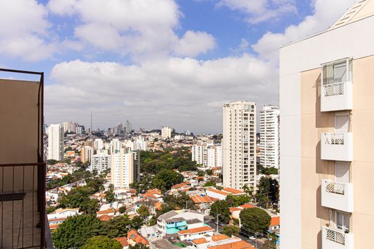 Apartamento mobiliado com 4 quartos, 1 suíte, quintal e piscina no condomínio, ideal para comprar. — Vista da Área Gourmet - Varanda