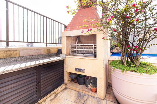 Apartamento mobiliado com 4 quartos, 1 suíte, quintal e piscina no condomínio, ideal para comprar. — Terraço privativo