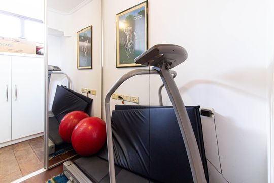Apartamento mobiliado com 4 quartos, 1 suíte, quintal e piscina no condomínio, ideal para comprar. — Ginástica