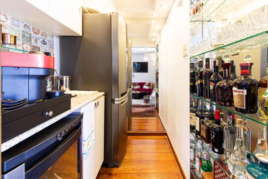Apartamento mobiliado com 4 quartos, 1 suíte, quintal e piscina no condomínio, ideal para comprar. — Área Gourmet