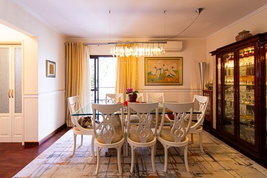 Apartamento mobiliado com 4 quartos, 1 suíte, quintal e piscina no condomínio, ideal para comprar. — Sala - Sala de Jantar