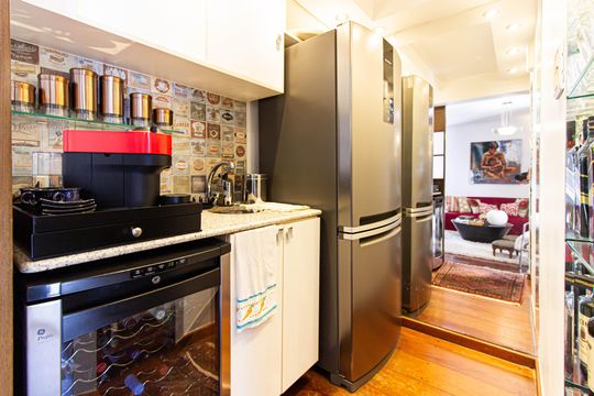 Apartamento mobiliado com 4 quartos, 1 suíte, quintal e piscina no condomínio, ideal para comprar. — Área Gourmet