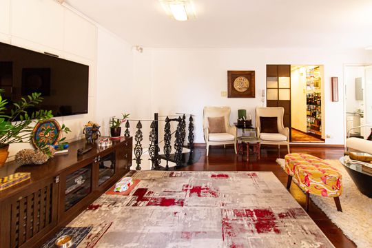Apartamento mobiliado com 4 quartos, 1 suíte, quintal e piscina no condomínio, ideal para comprar. — Área Gourmet - Sala