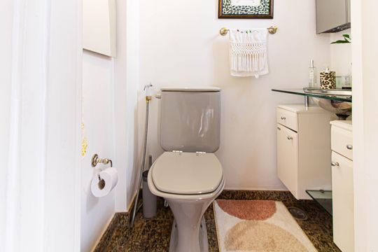 Apartamento mobiliado com 4 quartos, 1 suíte, quintal e piscina no condomínio, ideal para comprar. — Área Gourmet - Lavabo
