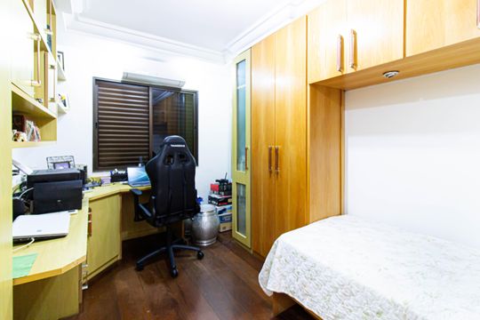 Apartamento mobiliado com 4 quartos, 1 suíte, quintal e piscina no condomínio, ideal para comprar. — Quarto 3