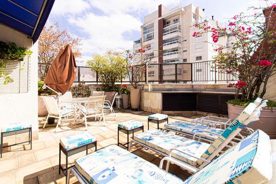 Apartamento mobiliado com 4 quartos, 1 suíte, quintal e piscina no condomínio, ideal para comprar. — Terraço privativo