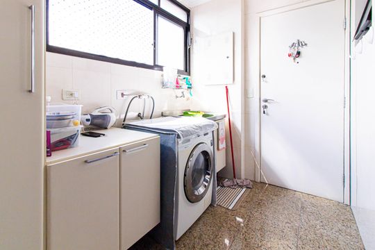 Apartamento mobiliado com 4 quartos, 1 suíte, quintal e piscina no condomínio, ideal para comprar. — Área de Serviço