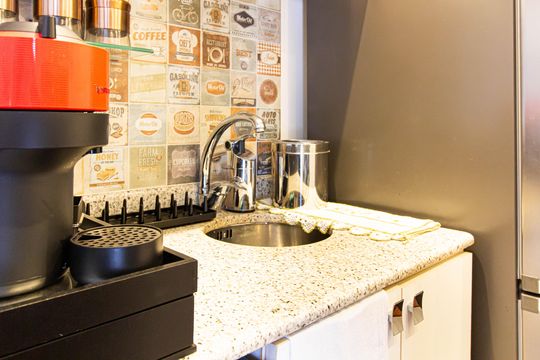 Apartamento mobiliado com 4 quartos, 1 suíte, quintal e piscina no condomínio, ideal para comprar. — Área Gourmet