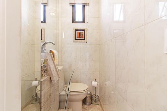 Apartamento mobiliado com 4 quartos, 1 suíte, quintal e piscina no condomínio, ideal para comprar. — Lavabo Terraço privativo