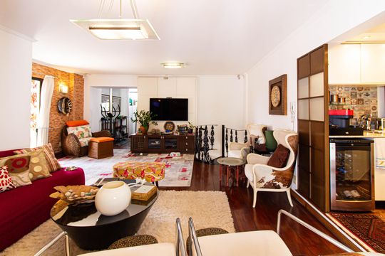 Apartamento mobiliado com 4 quartos, 1 suíte, quintal e piscina no condomínio, ideal para comprar. — Área Gourmet - Sala