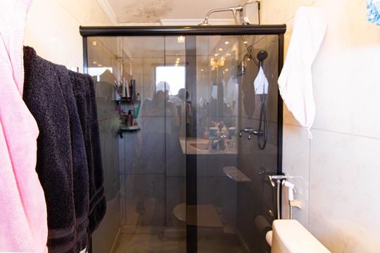 Apartamento mobiliado com 4 quartos, 1 suíte, quintal e piscina no condomínio, ideal para comprar. — Banheiro da Suíte