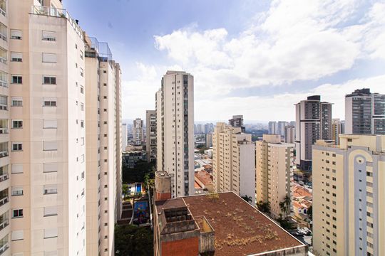 Apartamento mobiliado com 4 quartos, 1 suíte, quintal e piscina no condomínio, ideal para comprar. — Terraço privativo