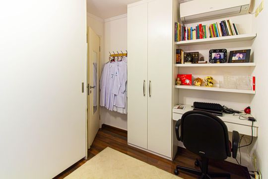 Apartamento mobiliado com 4 quartos, 1 suíte, quintal e piscina no condomínio, ideal para comprar. — Quarto 2