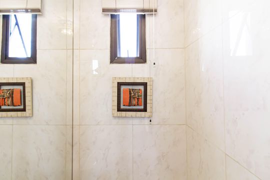 Apartamento mobiliado com 4 quartos, 1 suíte, quintal e piscina no condomínio, ideal para comprar. — Lavabo Terraço privativo