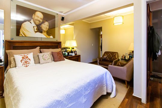 Apartamento mobiliado com 4 quartos, 1 suíte, quintal e piscina no condomínio, ideal para comprar. — Suíte