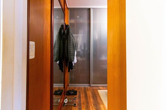 Apartamento mobiliado com 4 quartos, 1 suíte, quintal e piscina no condomínio, ideal para comprar. — Suíte - Closet