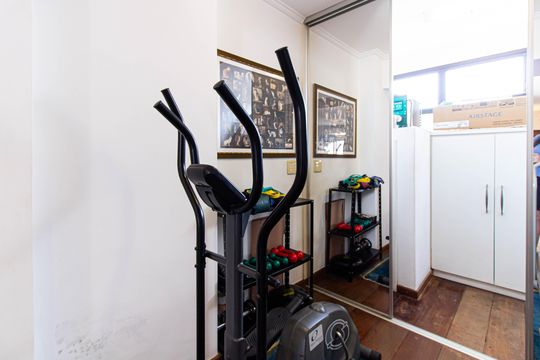 Apartamento mobiliado com 4 quartos, 1 suíte, quintal e piscina no condomínio, ideal para comprar. — Ginástica