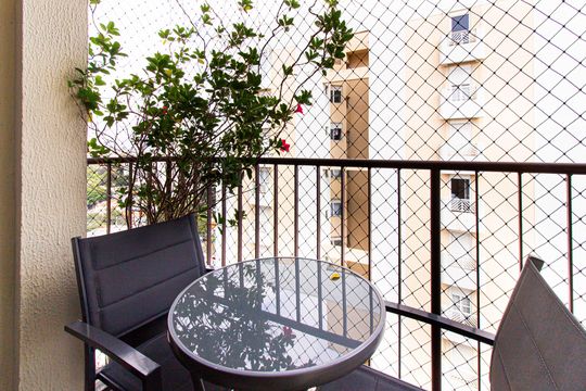 Apartamento mobiliado com 4 quartos, 1 suíte, quintal e piscina no condomínio, ideal para comprar. — Varanda da Sala