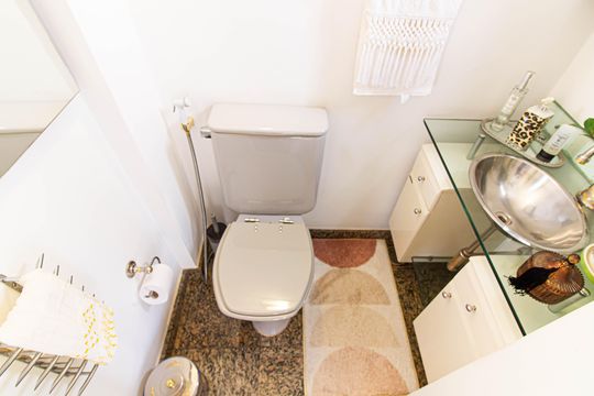 Apartamento mobiliado com 4 quartos, 1 suíte, quintal e piscina no condomínio, ideal para comprar. — Área Gourmet - Lavabo