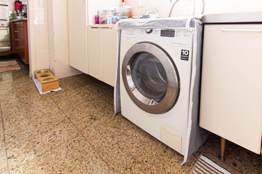 Apartamento mobiliado com 4 quartos, 1 suíte, quintal e piscina no condomínio, ideal para comprar. — Área de Serviço