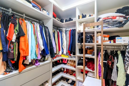 Comprar apartamento no Brooklin Novo com 3 quartos, mobiliado e ideal para quem tem animais de estimação. — Closet da Suíte