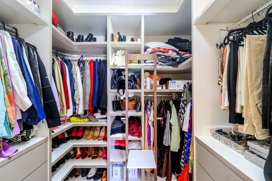 Comprar apartamento no Brooklin Novo com 3 quartos, mobiliado e ideal para quem tem animais de estimação. — Closet da Suíte