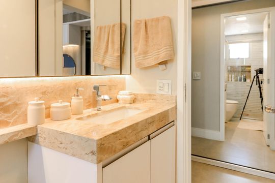 Comprar apartamento no Brooklin Novo com 3 quartos, mobiliado e ideal para quem tem animais de estimação. — Banheiro da Suíte