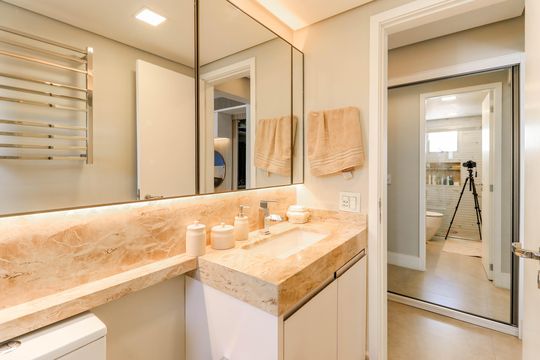 Comprar apartamento no Brooklin Novo com 3 quartos, mobiliado e ideal para quem tem animais de estimação. — Banheiro da Suíte