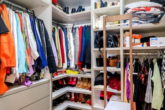 Comprar apartamento no Brooklin Novo com 3 quartos, mobiliado e ideal para quem tem animais de estimação. — Closet da Suíte