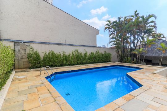 Comprar apartamento no Brooklin Novo com 3 quartos, mobiliado e ideal para quem tem animais de estimação. — Área comum - Piscina