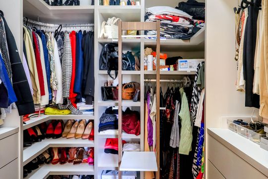 Comprar apartamento no Brooklin Novo com 3 quartos, mobiliado e ideal para quem tem animais de estimação. — Closet da Suíte