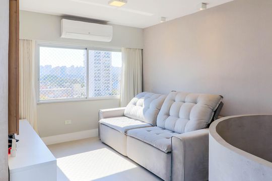 Comprar apartamento no Brooklin Novo com 3 quartos, mobiliado e ideal para quem tem animais de estimação. — Sala de TV