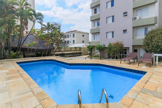 Comprar apartamento no Brooklin Novo com 3 quartos, mobiliado e ideal para quem tem animais de estimação. — Área comum - Piscina