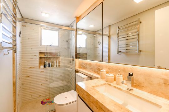 Comprar apartamento no Brooklin Novo com 3 quartos, mobiliado e ideal para quem tem animais de estimação. — Banheiro da Suíte