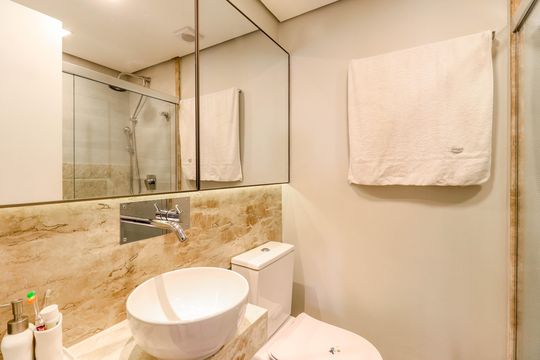 Comprar apartamento no Brooklin Novo com 3 quartos, mobiliado e ideal para quem tem animais de estimação. — Banheiro Social