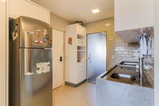 Comprar apartamento no Brooklin Novo com 3 quartos, mobiliado e ideal para quem tem animais de estimação. — Cozinha