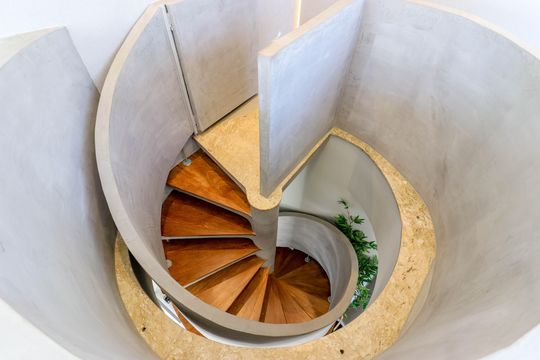 Comprar apartamento no Brooklin Novo com 3 quartos, mobiliado e ideal para quem tem animais de estimação. — Escada
