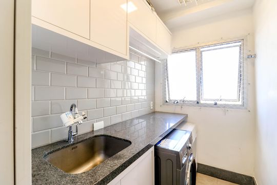 Comprar apartamento no Brooklin Novo com 3 quartos, mobiliado e ideal para quem tem animais de estimação. — Área de Serviço