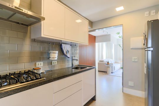 Comprar apartamento no Brooklin Novo com 3 quartos, mobiliado e ideal para quem tem animais de estimação. — Cozinha