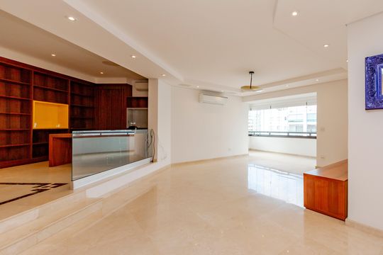 Comprar apartamento no Campo Belo com 3 quartos e piscina no condomínio. — Sala